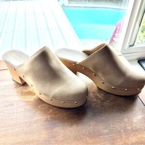 Cushionaire studded clogs